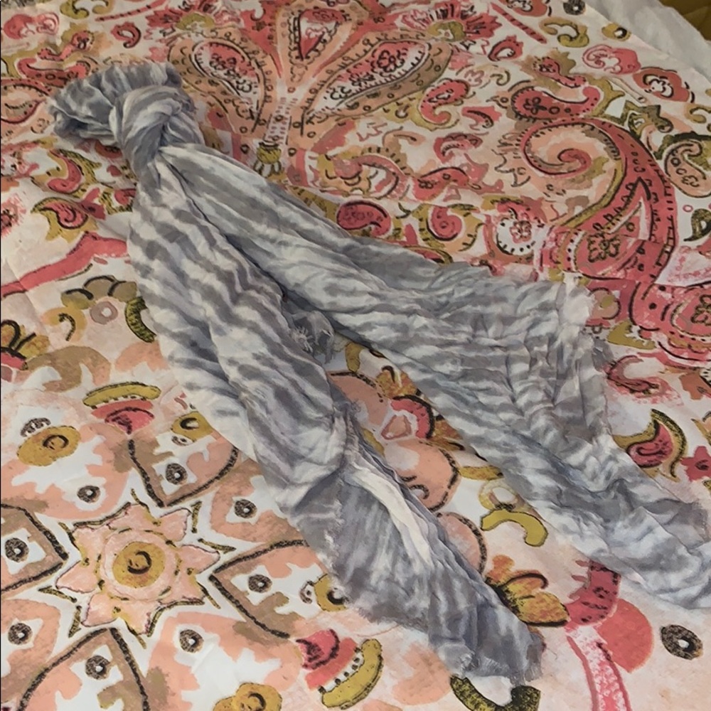 Gray and white fashion scarf